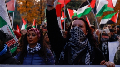 Israeli, Palestinian mothers walk barefoot in Rome for peace