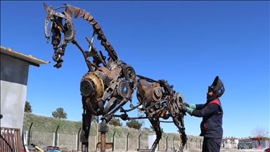 Креативна рециклажа: Индустрискиот отпад се претвора во уметност на хиподромот во турски Елазиг