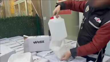 İstanbul'daki sahte içki operasyonlarında 28 bin 168 litre etil ve metil alkol ele geçirildi