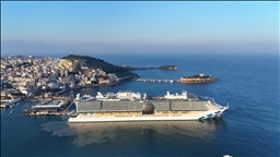 سفينة سياحية فاخرة ترسو في "كوش أضاسي" التركية