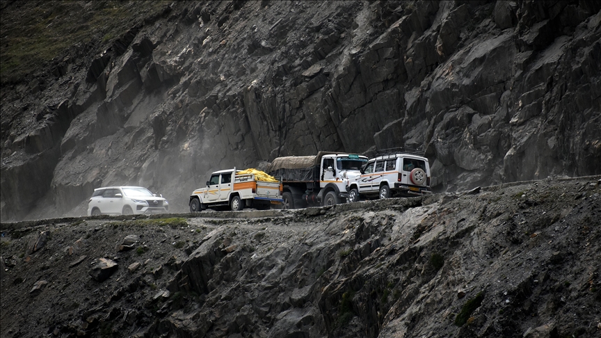 Snow avalanche kills 6 on Srinagar-Leh highway in eastern Ladakh