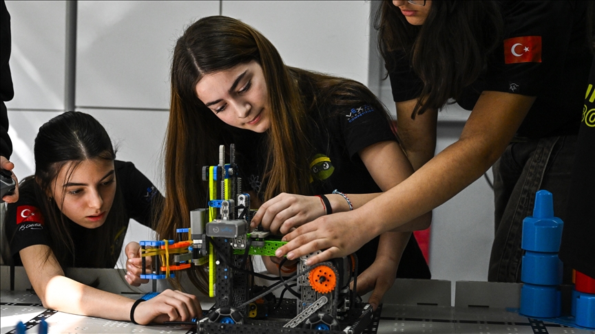 Üsküdarlı gençlerin robotik yolculuğu dünya finallerine ulaştı