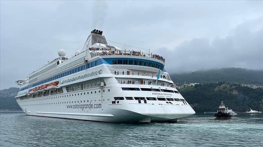 К берегам турецкой Амасры причалил круизный лайнер Astoria Grande
