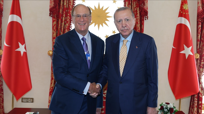 أردوغان يستقبل رئيس المنتدى الاقتصادي العالمي بإسطنبول