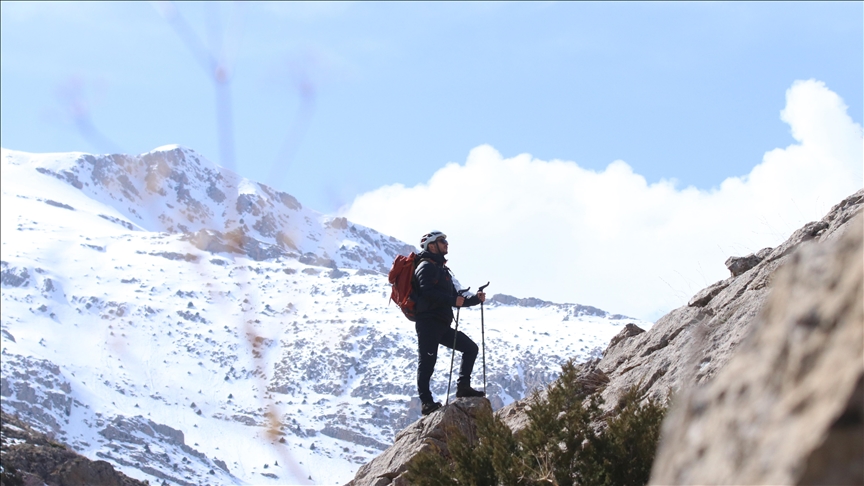 Çocukluk tutkusu dağların zirvelerine yaklaşık 150 tırmanış yaptı