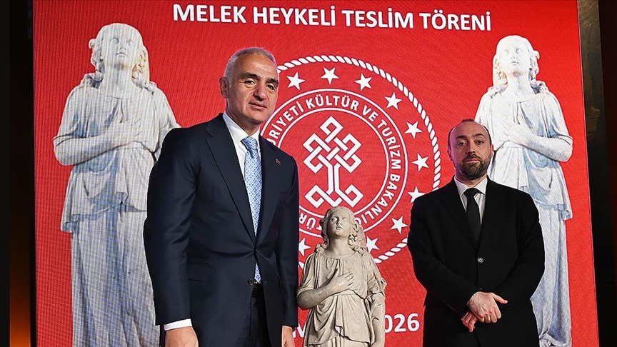 Kültür ve Turizm Bakanı Ersoy, "Melek heykeli"ni Fener Rum Patrikhanesine teslim etti