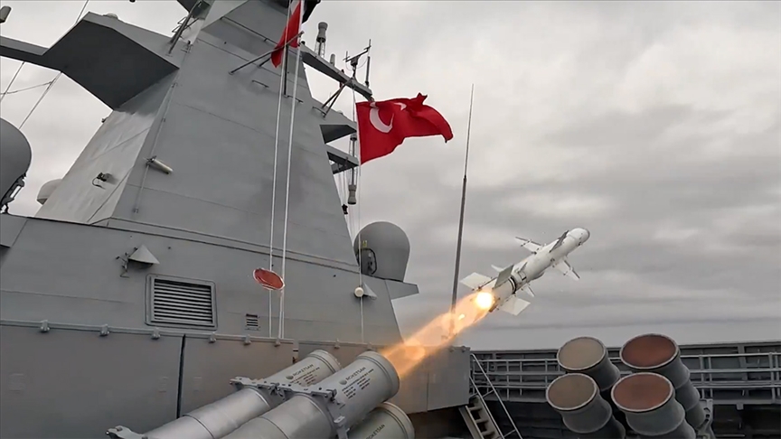 Gemisavar füzesi ATMACA, kara hedefini tam isabetle vurdu