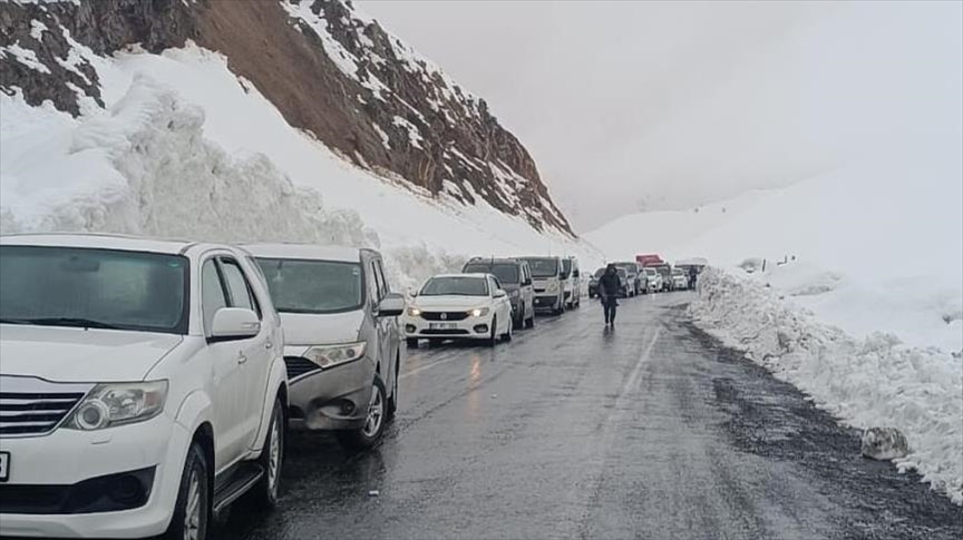 Li Wan û Hekariyê rêyên 82 wargehan ji ber berfê hatine girtin