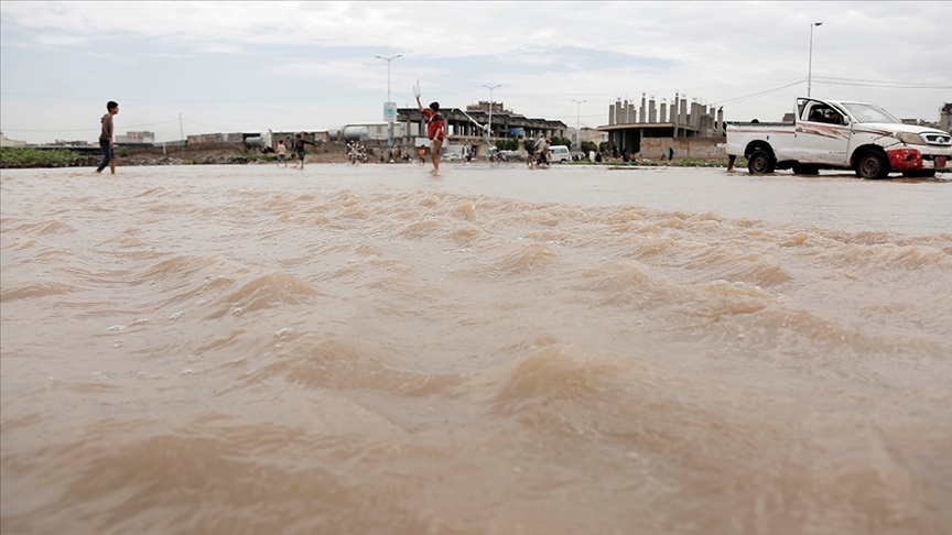 Yemen'de şiddetli yağışın neden olduğu sel felaketinde son 2 günde 8 kişi hayatını kaybetti