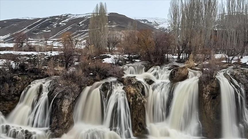 Водопадот Мурадије во Источна Турција „танцува“ со зимските и пролетните бои