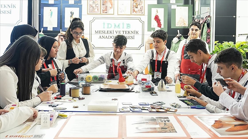 Meslek lisesi öğrencileri, geleneksel ve çağdaş tasarımı buluşturan koleksiyonla uluslararası ayakkabı fuarına katıldı