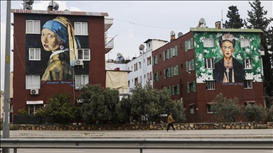 Mersin'de ünlü ressamların eserlerinin resmedildiği binalar mahalleye renk katıyor