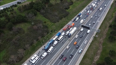 İstanbul'da 4 cezaevi nakil aracının karıştığı zincirleme kazada 14 kişi yaralandı