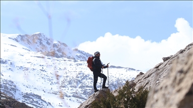 Çocukluk tutkusu dağların zirvelerine yaklaşık 150 tırmanış yaptı