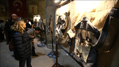 Erzurum'un simgelerini eski ceketlere işleyip tekstilde sürdürülebilirlik mesajı veriyorlar