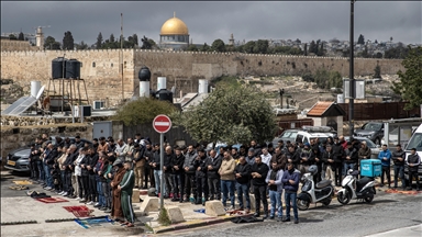 Filistinliler, cuma namazını İsrail'in kısıtlamaları nedeniyle kapatılan Mescid-i Aksa'nın çevresinde kıldı