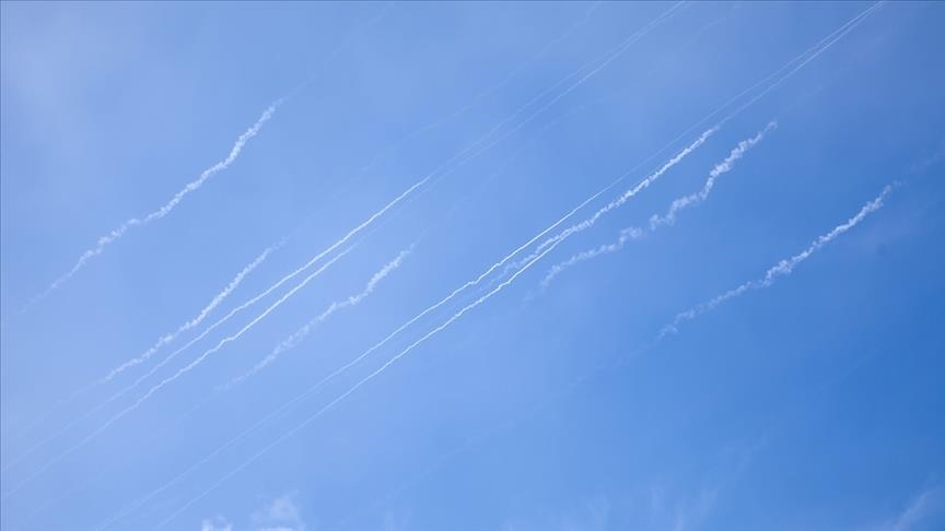 ОАЭ: 6 человек пострадали из-за падения осколков сбитой в Абу-Даби баллистической ракеты