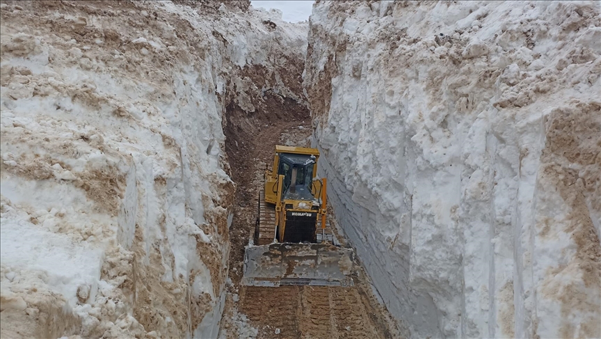 Ji ber berfê li Hekariyê hin rê hatin girtin