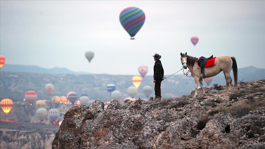 "Yamaçların Atlısı" Kapadokya'yı at sırtında keşfediyor