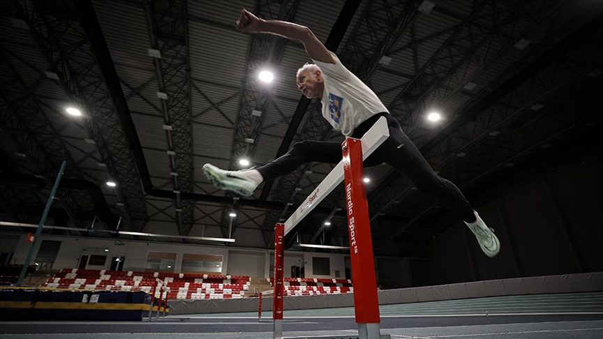 80 yaşındaki çocuk doktoru pistte madalya peşinde