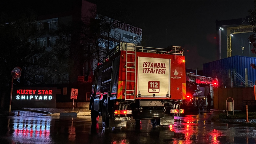 Tuzla'da kuru yük gemisinde çıkan yangına müdahale ediliyor