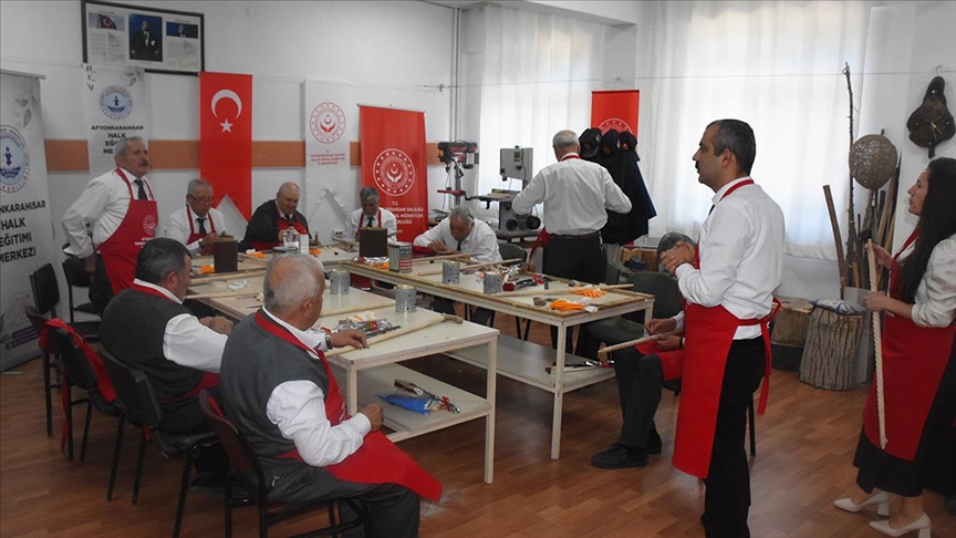 Afyonkarahisar'da 16 Kıbrıs gazisi, katıldıkları kursta baston yapım sanatını öğreniyor