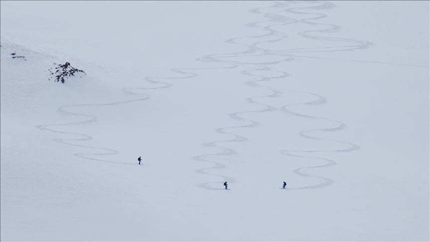 Van'ın karlı dağları macera tutkunu yabancı kayakçıları ağırladı