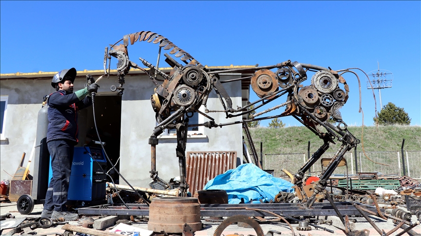 Mbetjet marrin jetë në qytetin turk Elazig  Skulptura kuajsh përçojnë mesazh për riciklimin në hipodrom