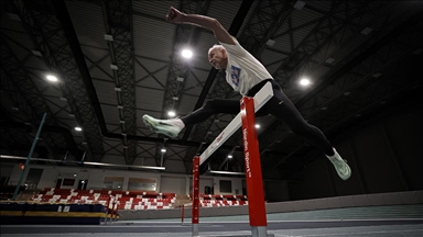 80 yaşındaki çocuk doktoru pistte madalya peşinde