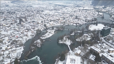 Proljetno nevrijeme u BiH: Bihać pod snijegom, otežan saobraćaj na planinskim prevojima