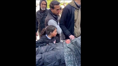 دختر فلسطینی بر بالین پدرش که در حمله اسرائیل کشته شد: «بیدار شو بابا»