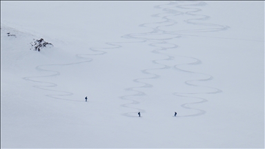 Van'ın karlı dağları macera tutkunu yabancı kayakçıları ağırladı