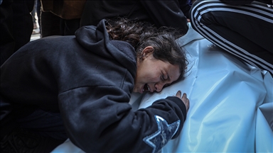 Gazze’de Filistinli kız, İsrail saldırısında ölen babasının naaşı başında "uyan baba" diye gözyaşı döktü