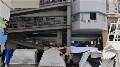 Familjet libaneze të zhvendosura strehohen në një shkollë në Bejrut mes sulmeve të vazhdueshme izraelite