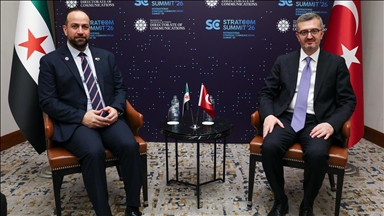 دوران يلتقي وزير الإعلام السوري في إسطنبول