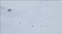 Van'ın karlı dağları macera tutkunu yabancı kayakçıları ağırladı