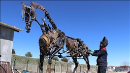 إلازيغ التركية.. تماثيل خيول من النفايات لتعزيز ثقافة إعادة التدوير 