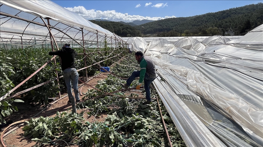 Antalya'da etkili olan hortum bazı seralara zarar verdi