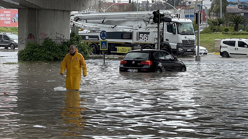Bazı illerde sağanak etkili oldu