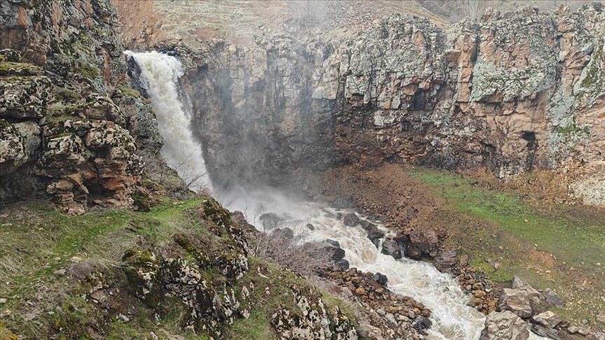 Muş'ta şelaleler daha coşkulu akmaya başladı