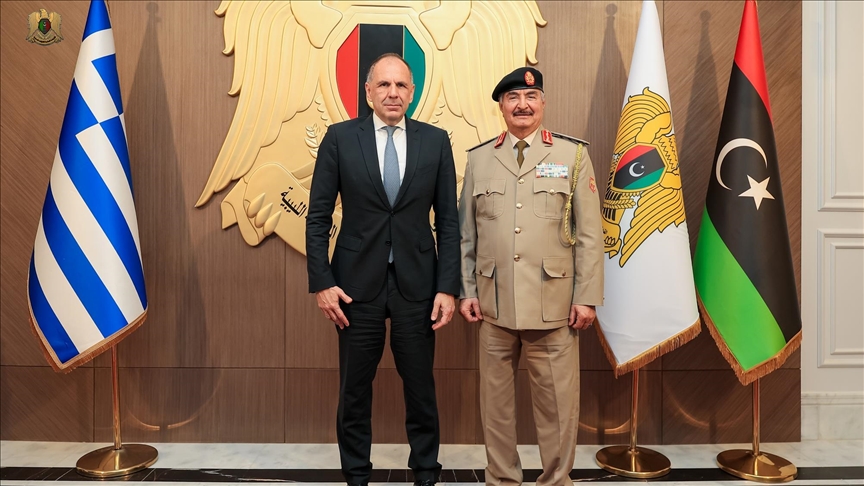 حفتر يبحث مع وزير خارجية اليونان سبل التعاون لمكافحة الهجرة غير النظامية