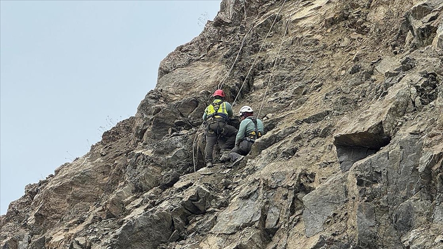 Dağcılardan tehlike oluşturan kayalar için zorlu mesai