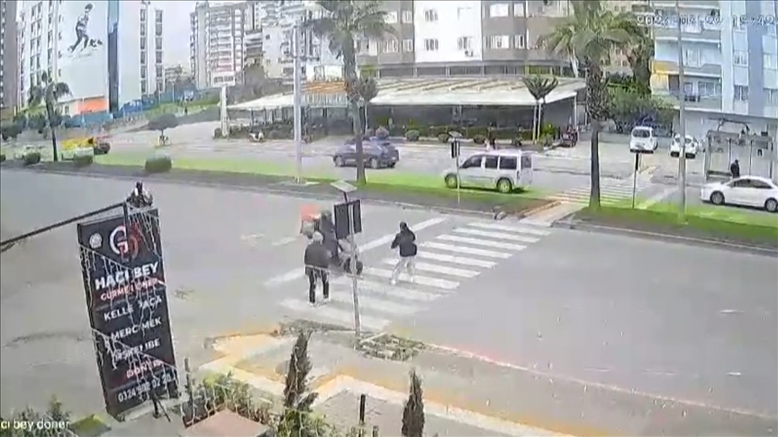 Mersin'de motokuryenin kız çocuğuna çarptığı kaza anı güvenlik kamerasında