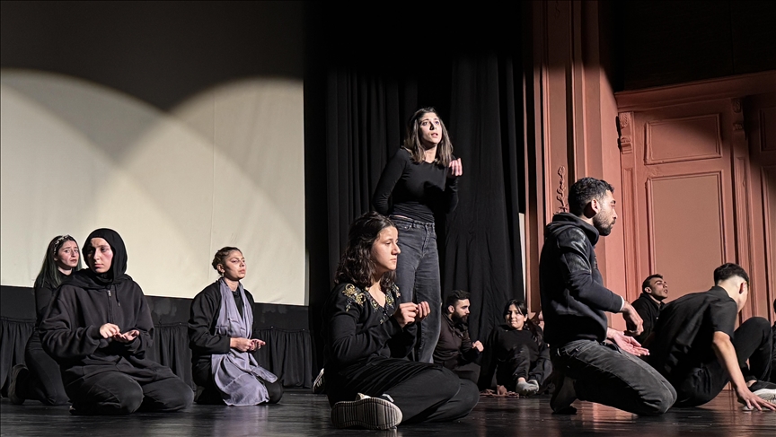 "سنعود".. مسرحية لنازحين ببيروت تجسد المقاومة الثقافية ضد إسرائيل (تقرير)