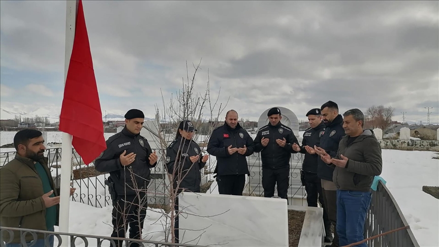 Erzurum'da polis ekipleri şehit mezarında değiştirdikleri Türk bayrağını şehidin annesine teslim etti