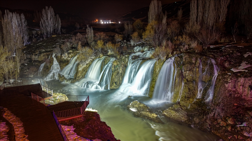 Ujëvara Muradiye në lindje të Turqisë  dëfron  me ngjyrat e dimrit dhe pranverës