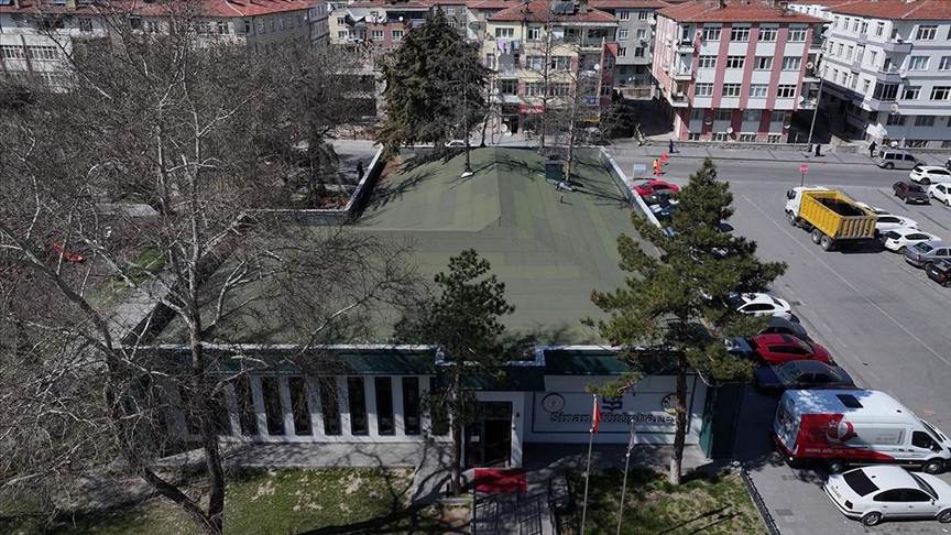 Eski karakoldan dönüştürülen ve içinden çam ağaçlarının geçtiği kütüphane öğrencileri ağırlıyor