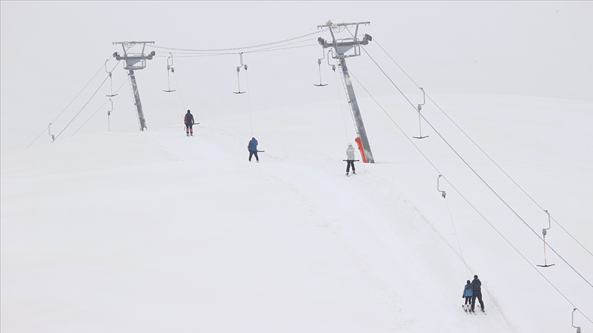 Kayak merkezlerinde en fazla kar kalınlığı 277 santimetreyle Hakkari'de ölçüldü