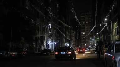 Mısır'da tasarruf önlemleri kapsamında dükkanlar erken kapandı, sokaklar karanlığa büründü