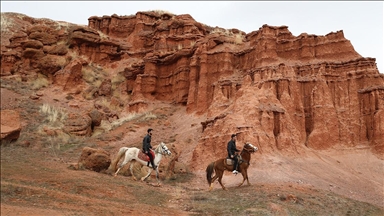 Narman Peribacaları doğaseverleri atlı safariyle buluşturuyor